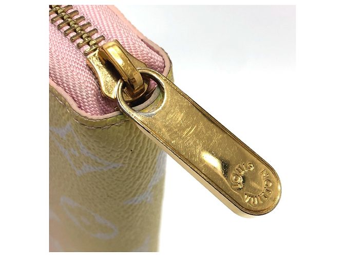 Cartera Zippy Monogram de Louis Vuitton junto a la piscina Rosa Monograma - vista 7