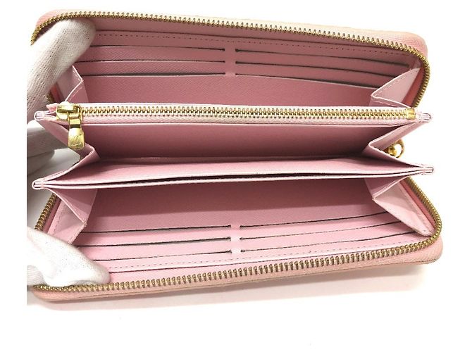Cartera Zippy Monogram de Louis Vuitton junto a la piscina Rosa Monograma - vista 8