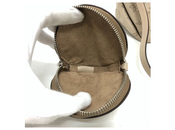 Borsa Louis Vuitton Monogram Mahina Bella Beige - vista 15