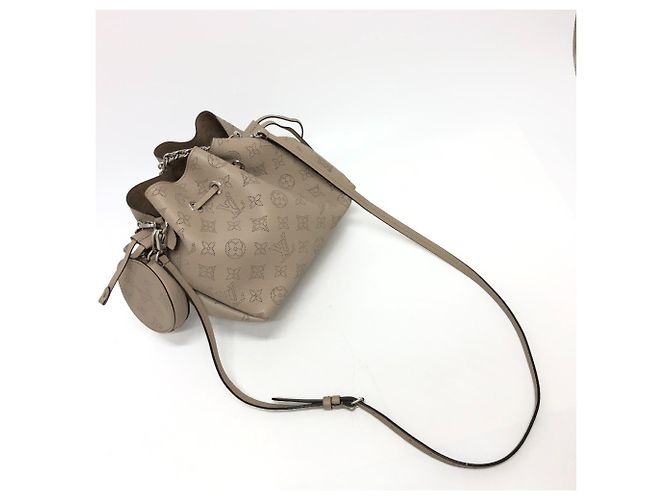 Borsa Louis Vuitton Monogram Mahina Bella Beige - vista 4