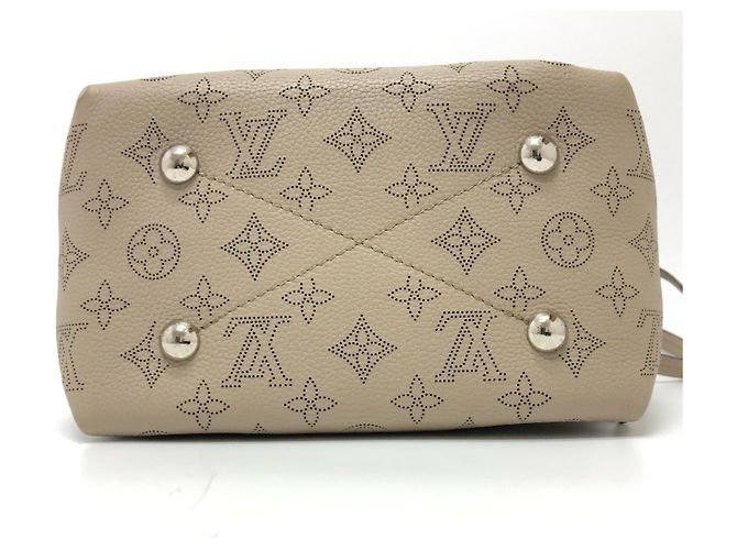 Borsa Louis Vuitton Monogram Mahina Bella Beige - vista 5