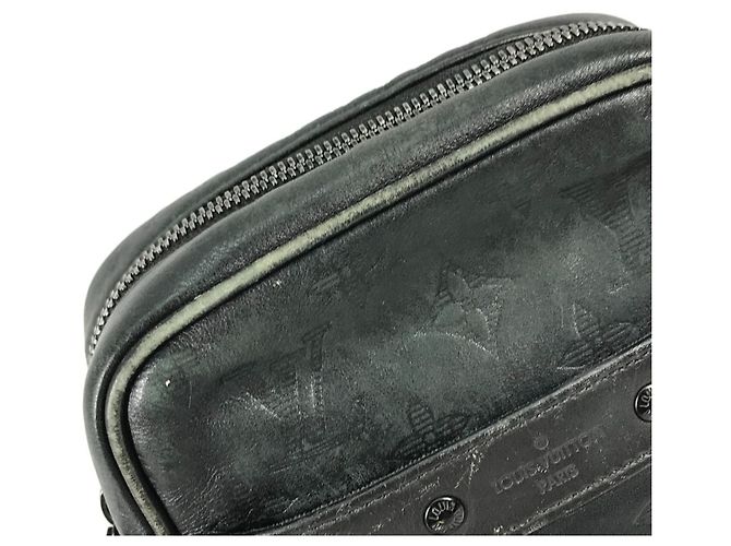 Borsa a spalla Pochette Danube PM Monogram Shadow di Louis Vuitton Nero - vista 10