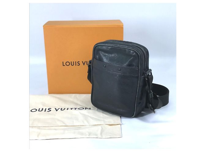 Borsa a spalla Pochette Danube PM Monogram Shadow di Louis Vuitton Nero - vista 16