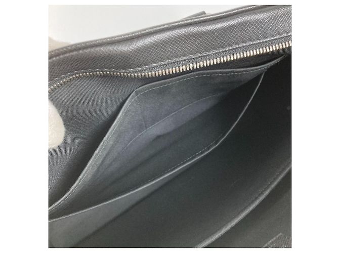 Borsa 2 in 1 Alex in Taiga di Louis Vuitton Nero Grigio - vista 14
