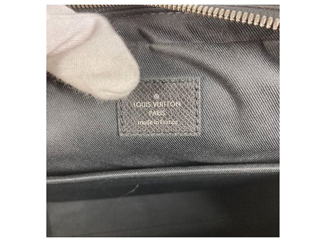 Borsa 2 in 1 Alex in Taiga di Louis Vuitton Nero Grigio - vista 16