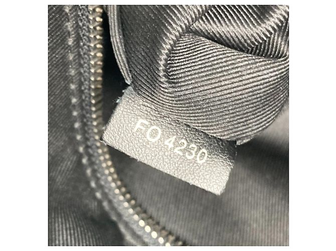 Zaino Armand Monogram Taurillon Shadow di Louis Vuitton Nero - vista 18