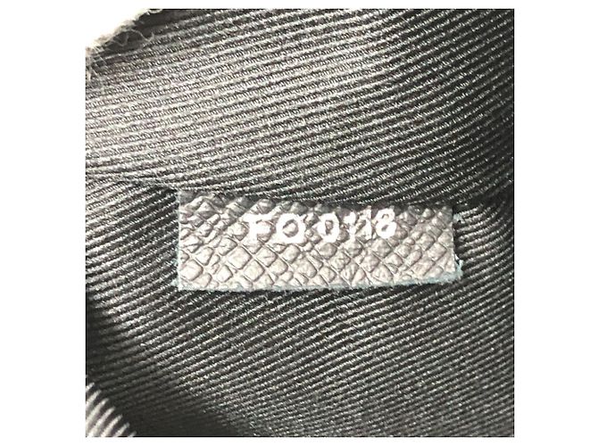 Borsa tote in pelle Taiga Louis Vuitton Grigio - vista 13
