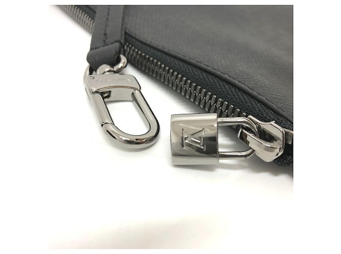 Borsa tote in pelle Taiga Louis Vuitton Grigio - vista 15