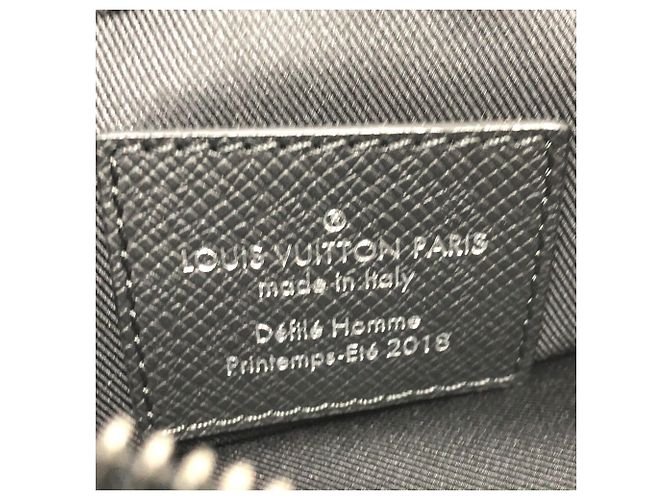 Borsa tote in pelle Taiga Louis Vuitton Grigio - vista 16