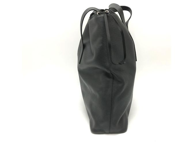 Borsa tote in pelle Taiga Louis Vuitton Grigio - vista 3