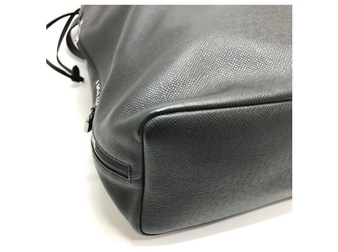 Borsa tote in pelle Taiga Louis Vuitton Grigio - vista 5