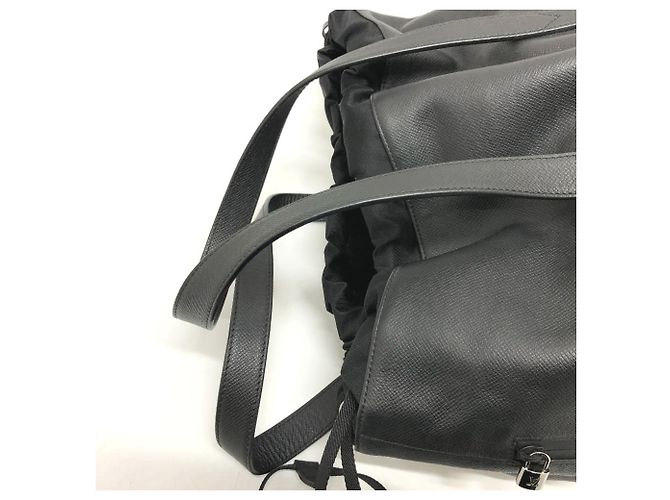 Borsa tote in pelle Taiga Louis Vuitton Grigio - vista 6