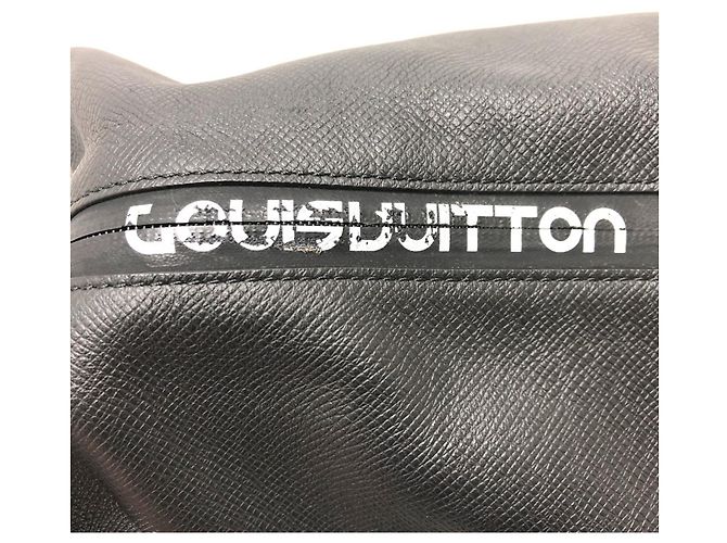 Borsa tote in pelle Taiga Louis Vuitton Grigio - vista 9