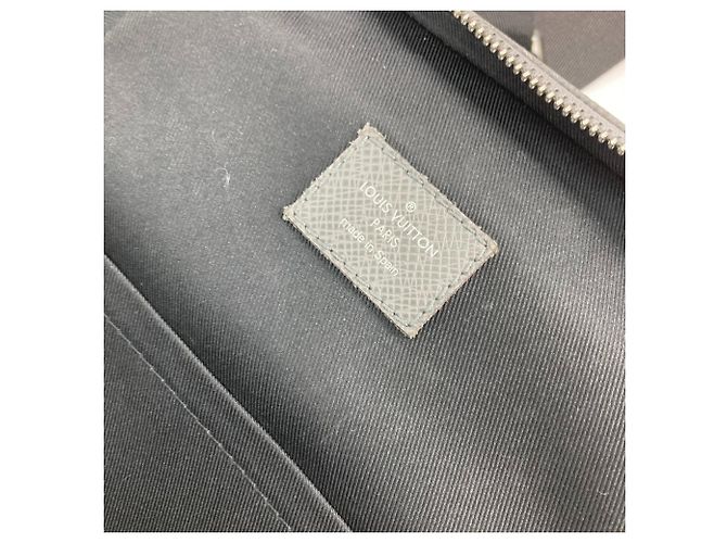 Borsa a tracolla Avenue Taiga Louis Vuitton Marrone - vista 13
