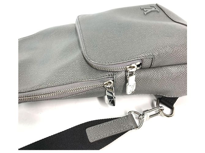 Borsa a tracolla Avenue Taiga Louis Vuitton Marrone - vista 3