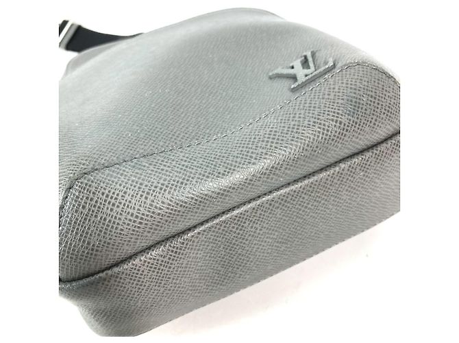 Borsa a tracolla Avenue Taiga Louis Vuitton Marrone - vista 5