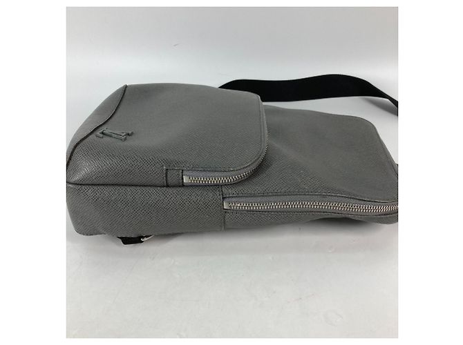 Borsa a tracolla Avenue Taiga Louis Vuitton Marrone - vista 6