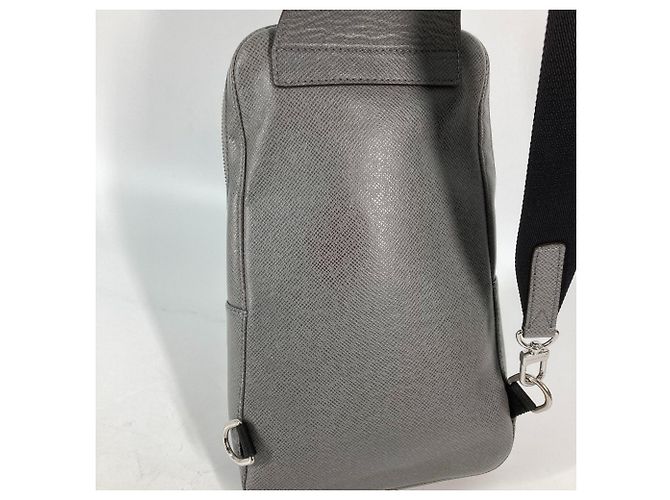 Borsa a tracolla Avenue Taiga Louis Vuitton Marrone - vista 9
