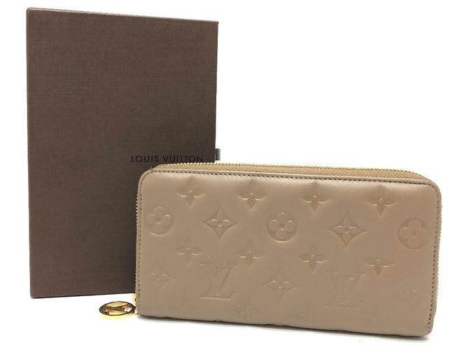 Carteira Zippy Monogram Embossada Louis Vuitton Bege - vista 13