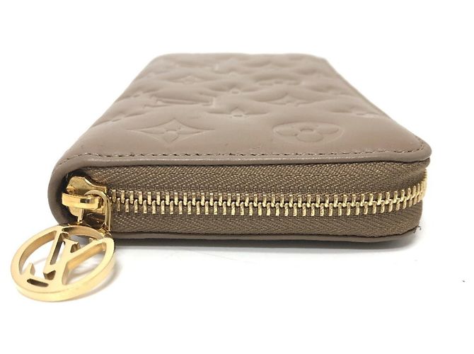 Carteira Zippy Monogram Embossada Louis Vuitton Bege - vista 3