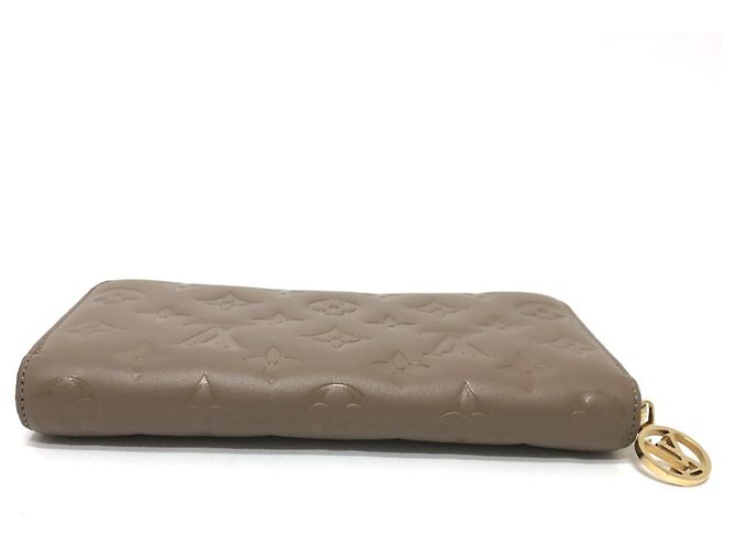 Carteira Zippy Monogram Embossada Louis Vuitton Bege - vista 4
