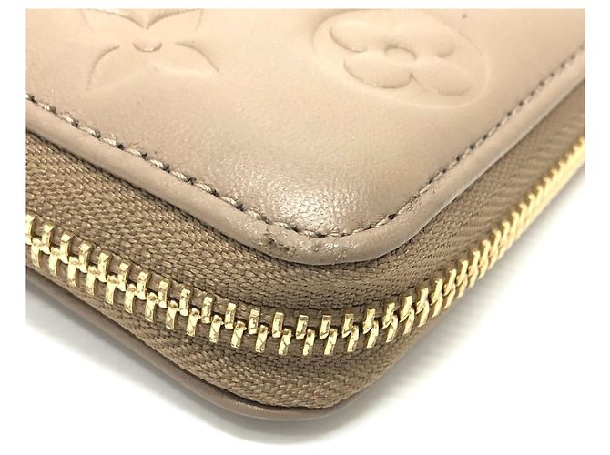 Carteira Zippy Monogram Embossada Louis Vuitton Bege - vista 5