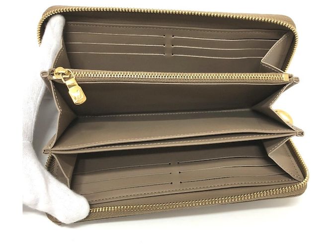 Carteira Zippy Monogram Embossada Louis Vuitton Bege - vista 8