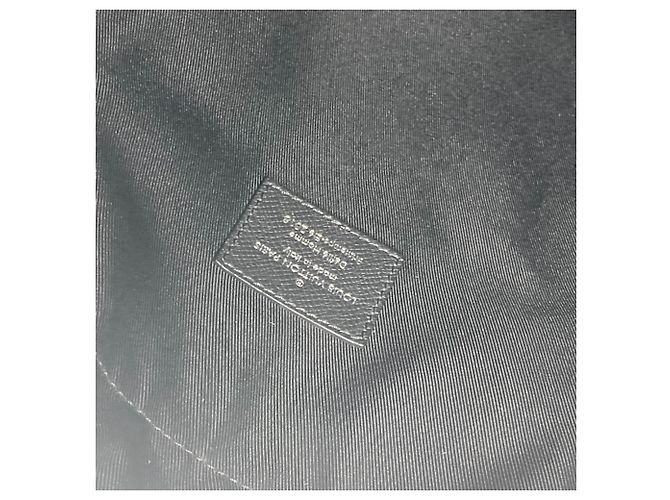 Borsa a Spalla Cabalite Taiga Louis Vuitton Nero Bianco - vista 13