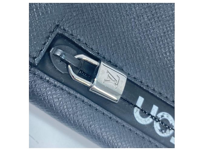 Borsa a Spalla Cabalite Taiga Louis Vuitton Nero Bianco - vista 14
