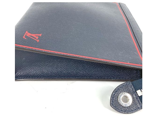 Pochette Voyage Taiga Louis Vuitton Rosso Multicolore Blu navy - vista 5