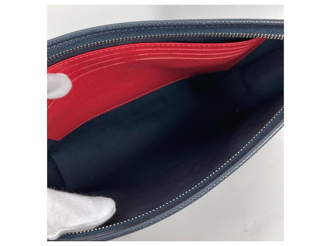 Pochette Voyage Taiga Louis Vuitton Rosso Multicolore Blu navy - vista 8