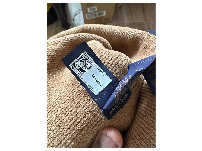 Louis Vuitton Gorro LV Crush Monogram Beige - vista 2