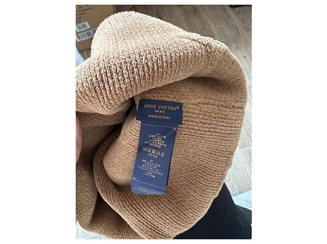 Louis Vuitton Gorro LV Crush Monogram Beige - vista 3