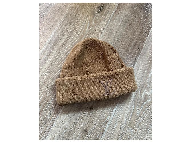 Louis Vuitton Gorro LV Crush Monogram Beige - vista 4
