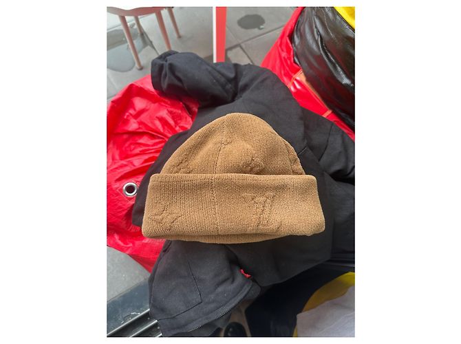Louis Vuitton Gorro LV Crush Monogram Beige - vista 6