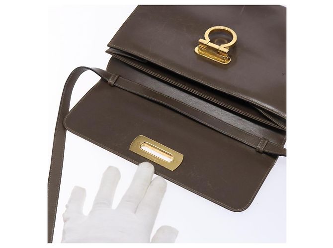 Borsa a Spalla Gancini in Pelle Marrone Argento Auth 135987 di Salvatore Ferragamo - vista 18