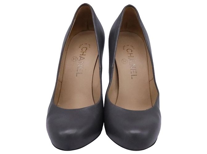 Timeless Chanel CC Pumps mit runder Spitze aus grauem Leder - Ansicht 2