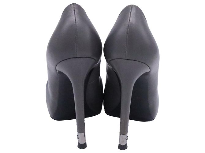 Timeless Chanel CC Pumps mit runder Spitze aus grauem Leder - Ansicht 3