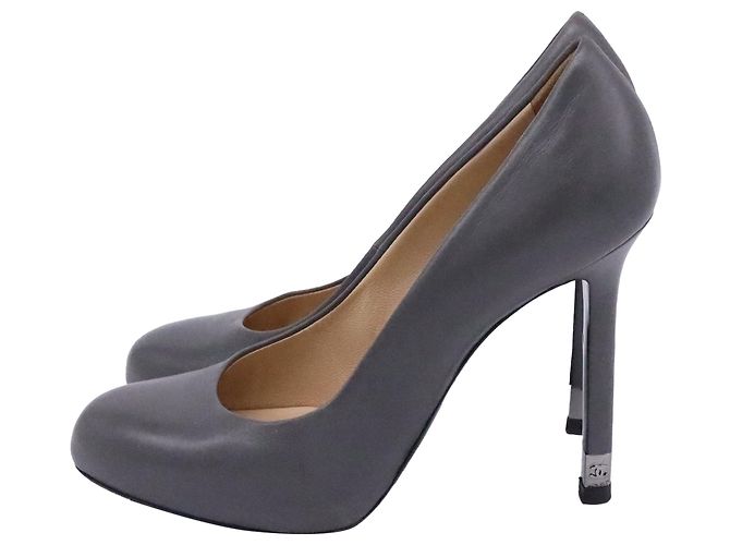 Timeless Chanel CC Pumps mit runder Spitze aus grauem Leder - Ansicht 4