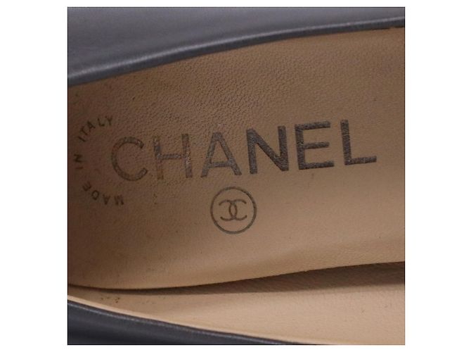 Timeless Chanel CC Pumps mit runder Spitze aus grauem Leder - Ansicht 5