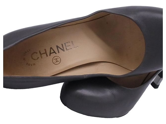 Timeless Chanel CC Pumps mit runder Spitze aus grauem Leder - Ansicht 6