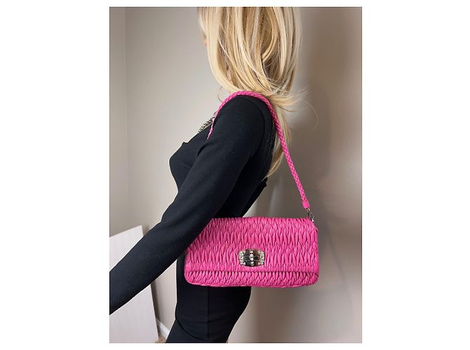 Miu Miu Borsa a spalla in pelle di agnello nappa rosa MiuMiu con cristalli. - vista 10