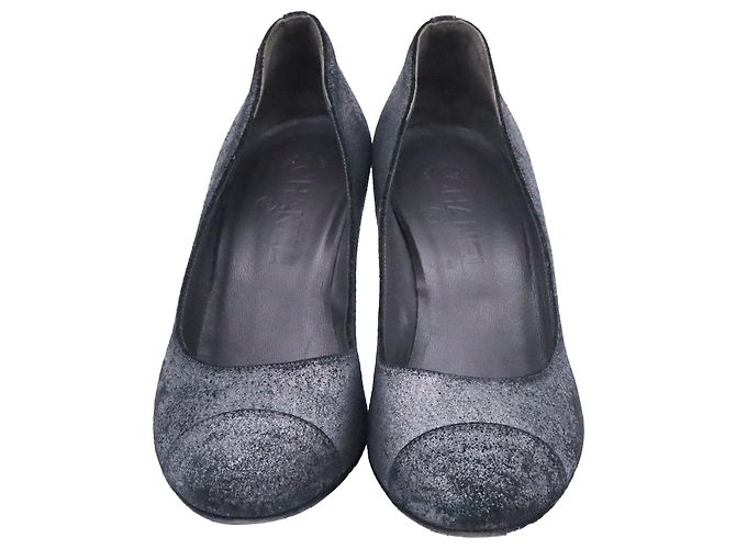 Pumps con accento usurato Chanel CC in suede grigio - vista 2