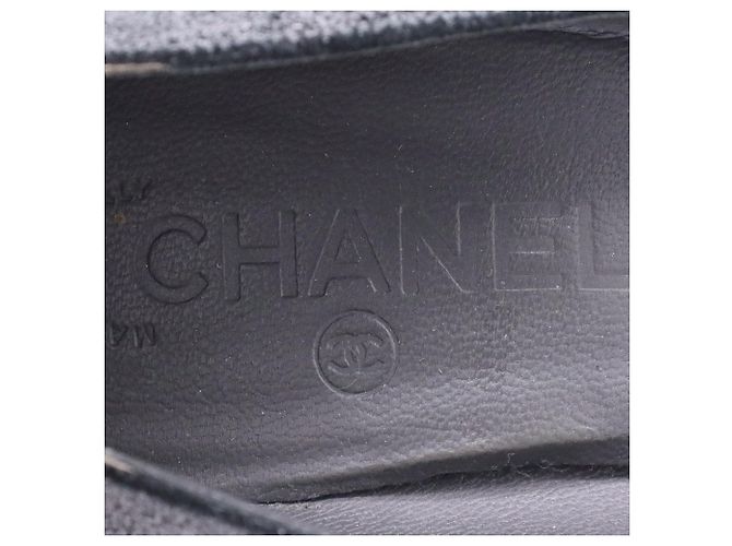 Pumps con accento usurato Chanel CC in suede grigio - vista 5