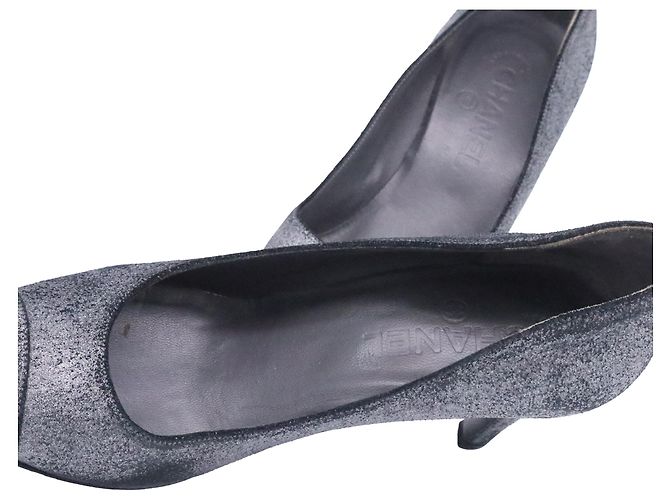 Pumps con accento usurato Chanel CC in suede grigio - vista 7
