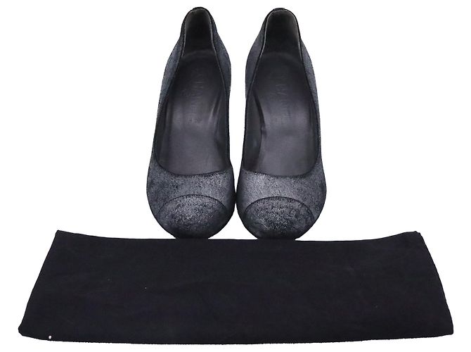 Pumps con accento usurato Chanel CC in suede grigio - vista 8
