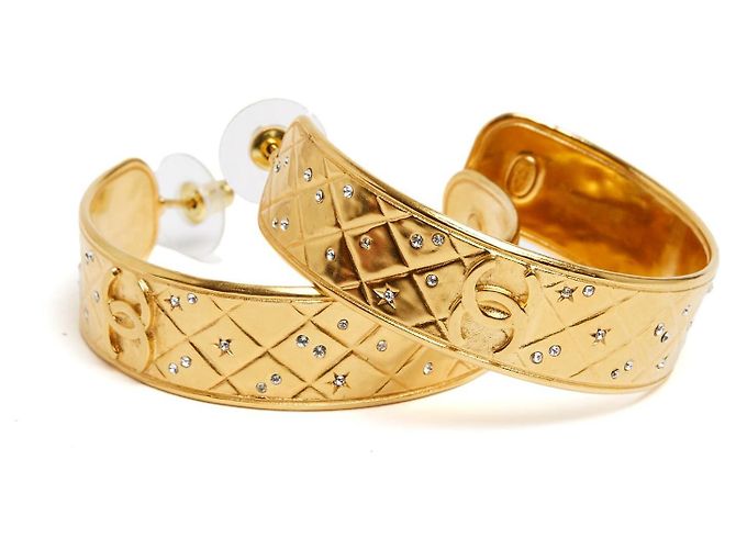 Pendientes de Stud de Metal Dorado Acolchado CC de Chanel 2024 - vista 2