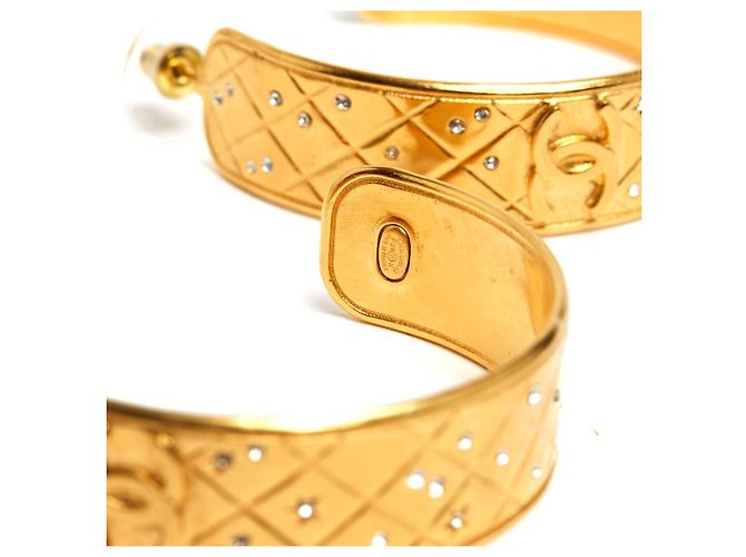 Pendientes de Stud de Metal Dorado Acolchado CC de Chanel 2024 - vista 3