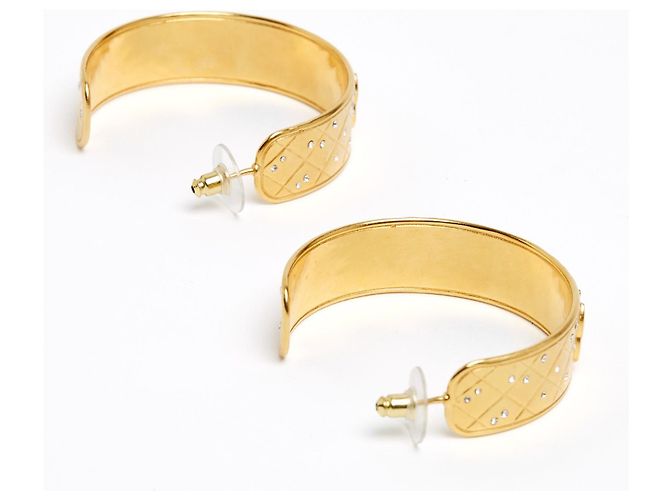 Pendientes de Stud de Metal Dorado Acolchado CC de Chanel 2024 - vista 4