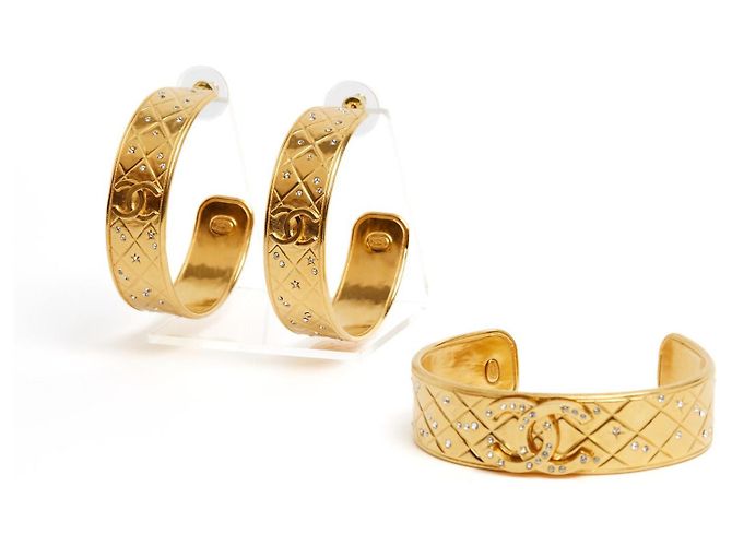Pendientes de Stud de Metal Dorado Acolchado CC de Chanel 2024 - vista 5